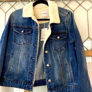 KENSIE jean jacket with faux fur collar! COZY and CUTE