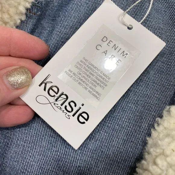 KENSIE jean jacket with faux fur collar! COZY and CUTE
