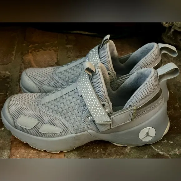 Mens Air Jordan size 9.5 Sneakers Gray
